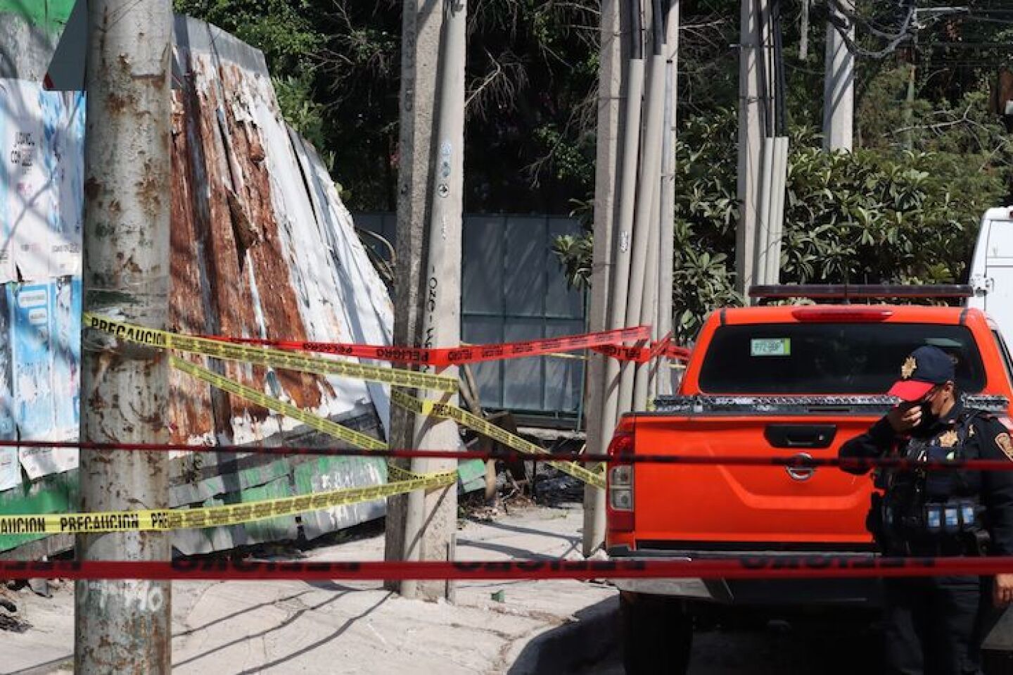 Una mujer de 60 años y una menor de 5 murieron al volcar en su automóvil en la excavación de 25 metros de profundidad de una obra, ubicada en Las Águilas y Periférico Sur. En el percance dos menores de 12 y 14 resultaron lesionados de gravedad.