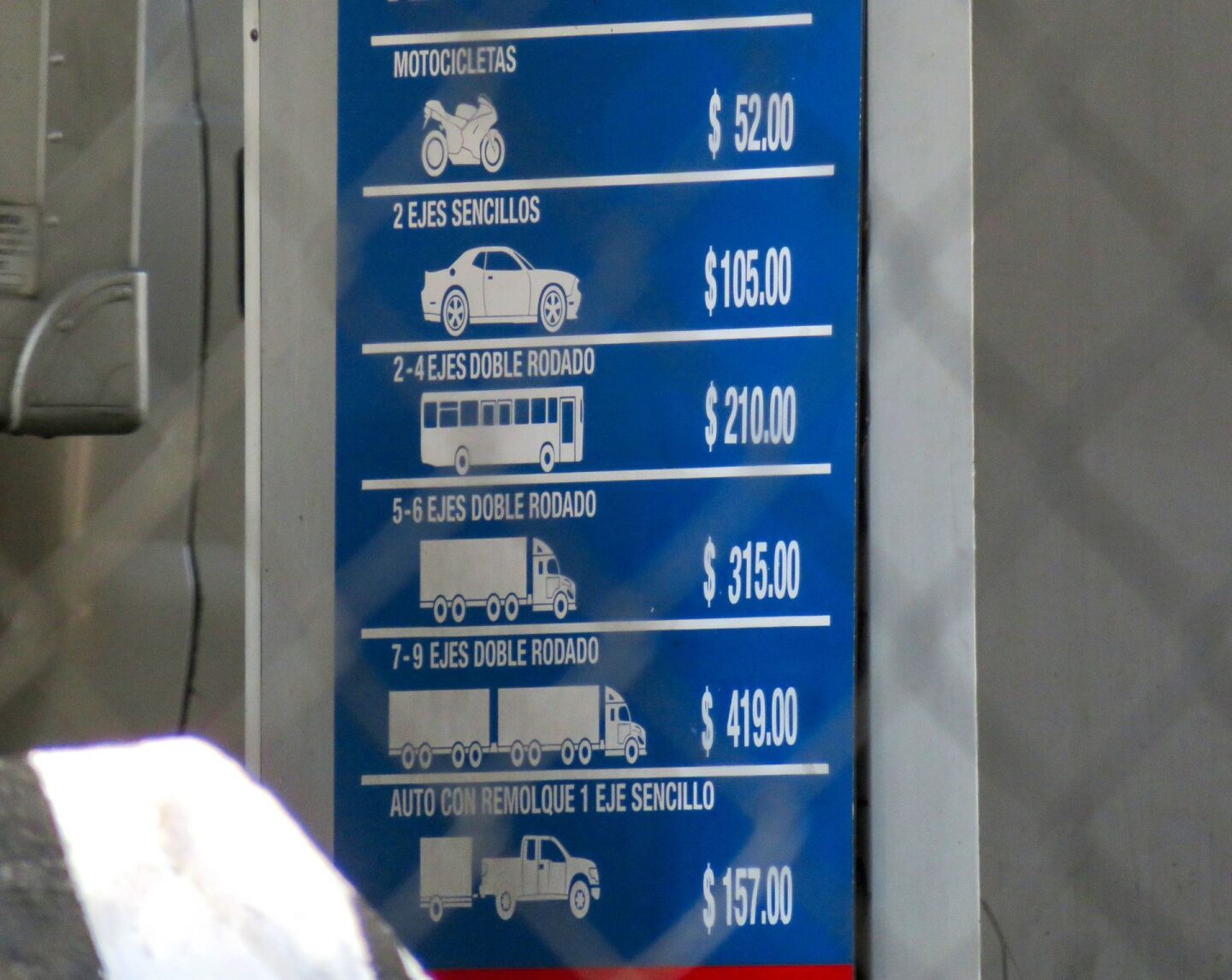 Sorprende el aumento de costo del peaje en la autopista México-Toluca pasando de 97 a 105 pesos.