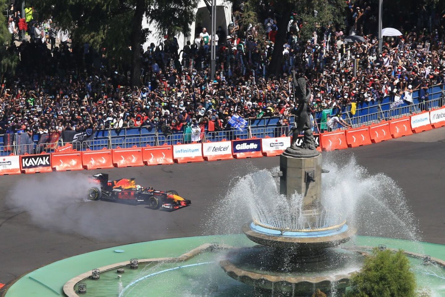 Sergio "Checo" Pérez realizó una demostración en automóvil RedBull con el correrá el Gran Premio de México 2021 F1, el mexicano recorrió el tramo de Reforma entre el Ángel de la Independencia a la Diana Cazadora.