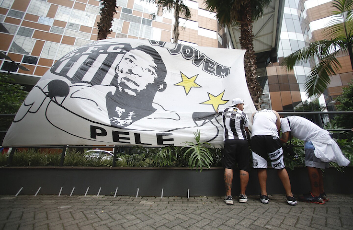FBL-BRAZIL-PELE-HEALTH-HOSPITAL-FANS