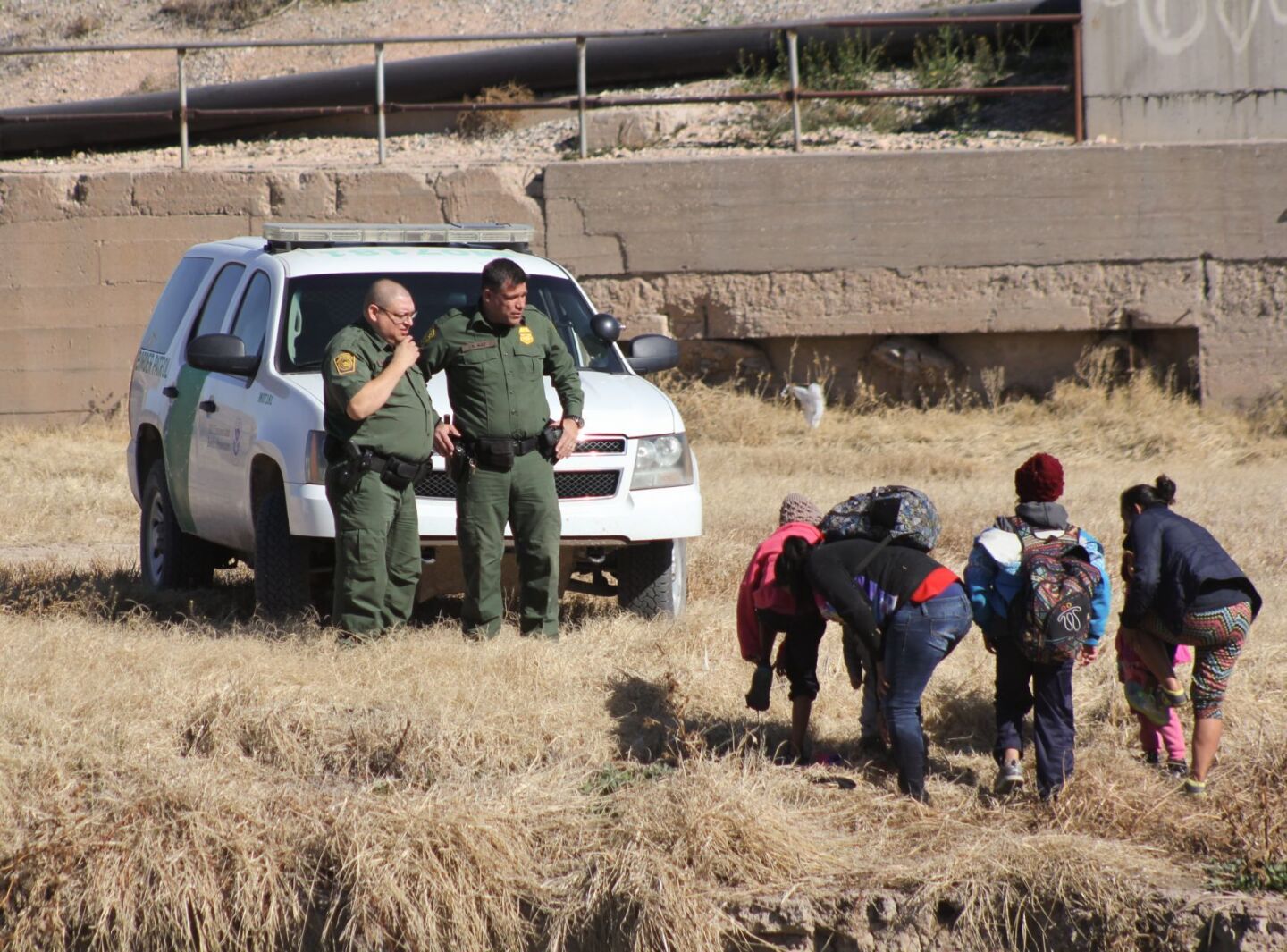 CIUDAD JUAREZ, CHIHUAHUA. 01FEBRERO2019.- Centroamericanos se observan desde ciudad Juárez y cruzan hacia estados unidos. Dos mujeres y tres niños cruzando el rió bravo a ala altura de el Paso Texas y las cruces New México, son detenidos por efectivos de la Border Patrol.FOTO: NACHO RUIZ / CUARTOSCURO.COM