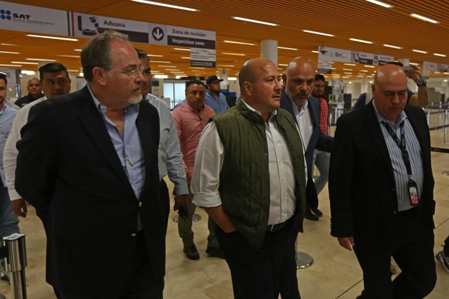 Enrique Alfaro Gobernador de Jalisco, supervisa operativo de salubridad en Aeropuerto Internacional de Guadalajara.