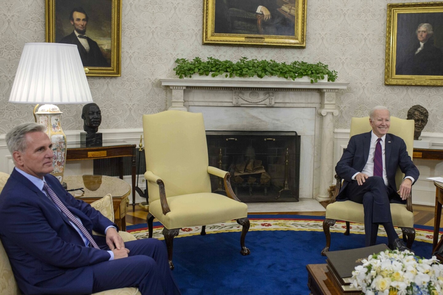 Biden y McCarthy se reúnen para hablar del techo de deuda, pero no llegan a ningún acuerdo