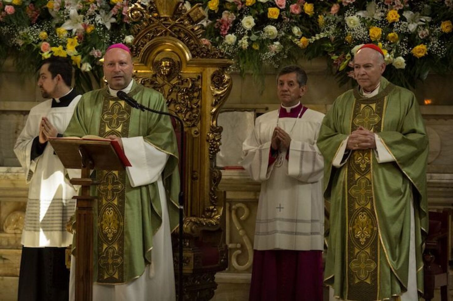 CIUDAD DE MÉXICO, 02SEPTIEMBRE2018.- Franco Coppola, nuncio apostólico en México, y Carlos Aguiar Retes, arzobispo primado de México durante la ceremonia para hacerle entrega del palio arzobispal, prenda que simboliza la bendición por parte del Sumo Pontífice para los obispos. Tras la ceremonia el cardenal auspicio la misa en la catedral metropolitana. FOTO: GALO CAÑAS /CUARTOSCURO.COM