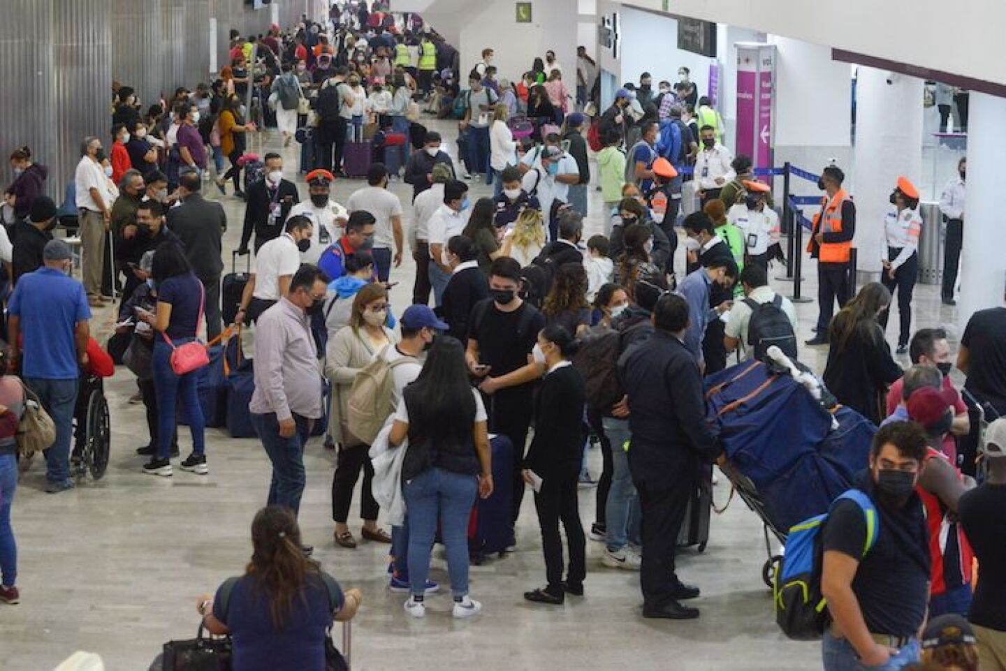 Actividad en la terminal 1 del Aeropuerto internacional de la Ciudad de México (AICM) durante el puente vacacional de las fiestas decembrinas.