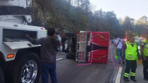 accidente-mexico-puebla-volcadura-en-llano-grande-edomex