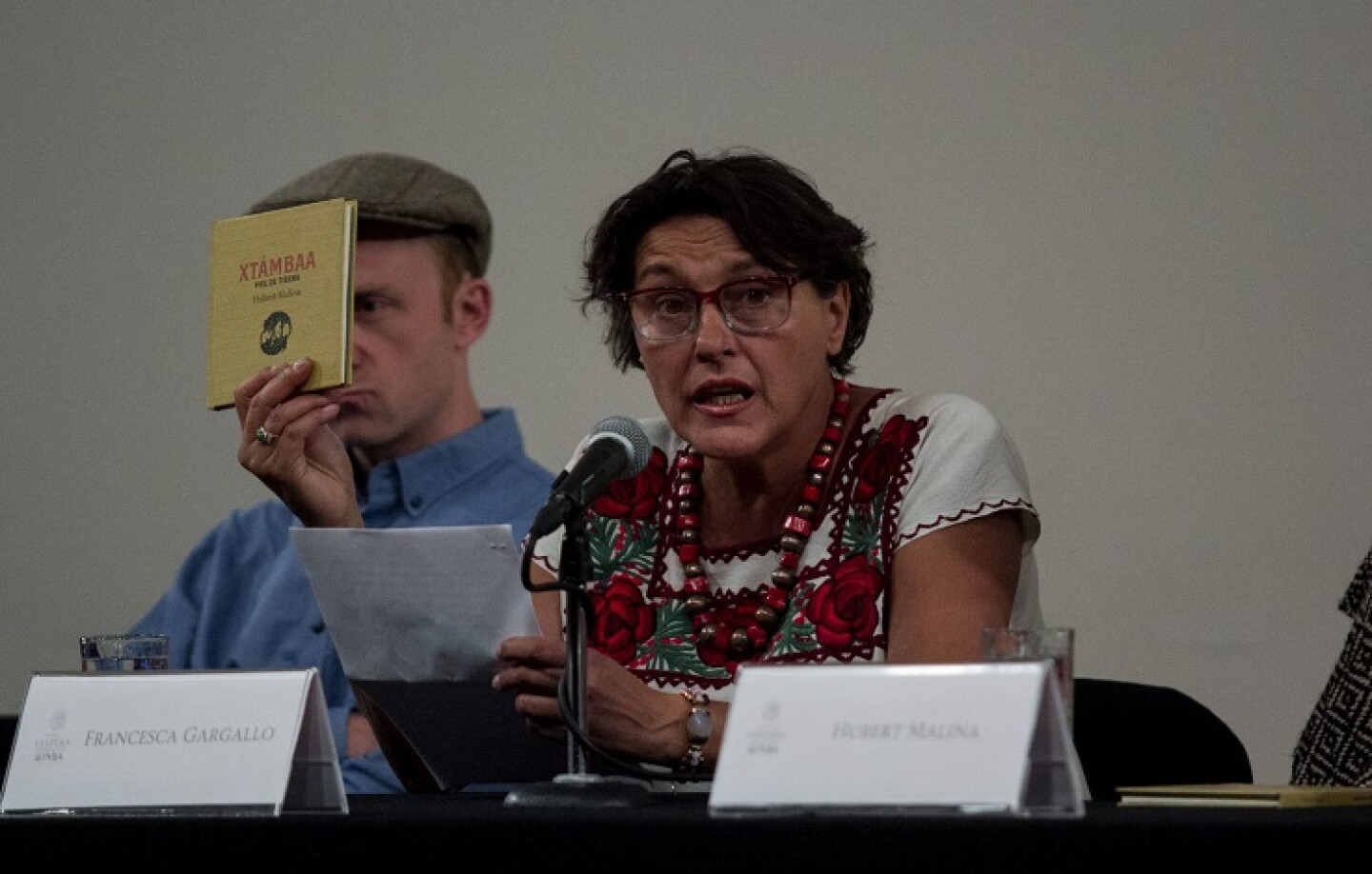 CIUDAD DE MÉXICO, 24ENERO2017.- Hubert Malina, poeta en lengua Mè'pháá, presentó su libro “Xtámbaa” en las inmediaciones de la Sala Manuel M. Ponce, del Palacio de Bellas Artes. Dicho escrito busca rescatar su cultura, así como poner en alto las tradiciones y la esencia del estado de Guerrero, el cual, como se dijo en la presentación, ha sido marcado por la violencia y la desaparición de los 43 estudiantes de Ayotzinapa. En la imagen la poeta Francesca Gargallo.FOTO: GALO CAÑAS /CUARTOSCURO.COM