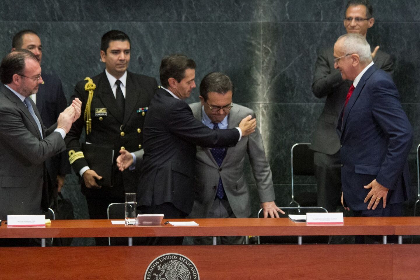 Ildefonso Guajardo, extitular de la Secretaría de Economía durante el gobierno de Enrique Peña Nieto, fue vinculado a proceso este viernes por presunto enriquecimiento por su probable responsabilidad en el delito de enriquecimiento ilícito, por parte de la Fiscalía General de la República (FGR). En la imagen, Luis Videgaray, secretario de Relaciones Exteriores; Enrique Peña Nieto, Presidente de México; Ildefonso Guajardo, secretario de Economía, y Jesús Seade, miembro del equipo negociador del T-MEC, durante la reunión con los integrantes del equipo negociador del T-MEC en la residencia oficial de Los Pinos en 2018.