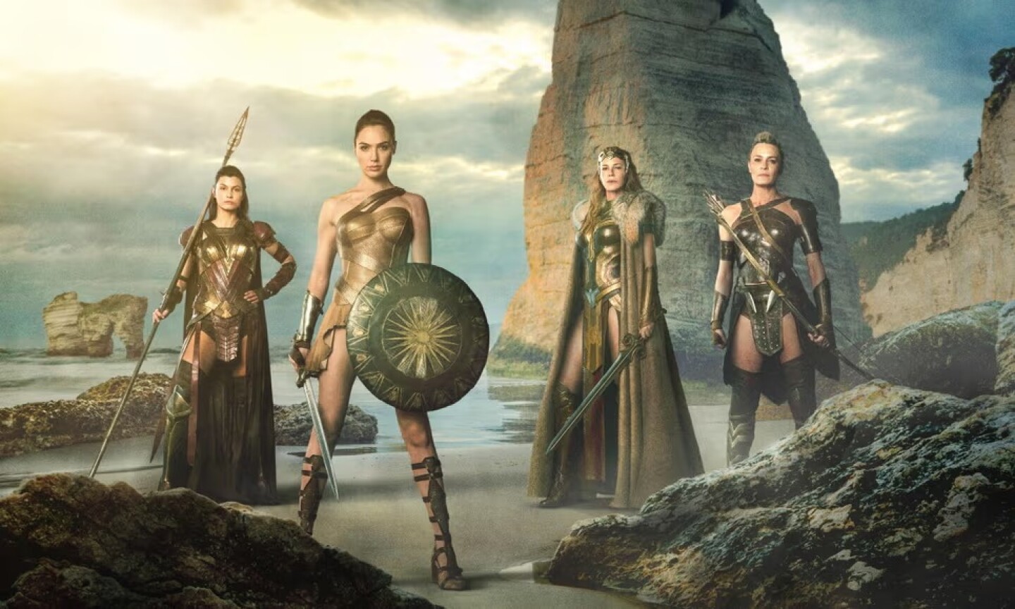Luminosa... Gal Gadot en una foto publicitaria de Mujer Maravilla (2017). Fotografía: Entertainment Pictures/Alamy
