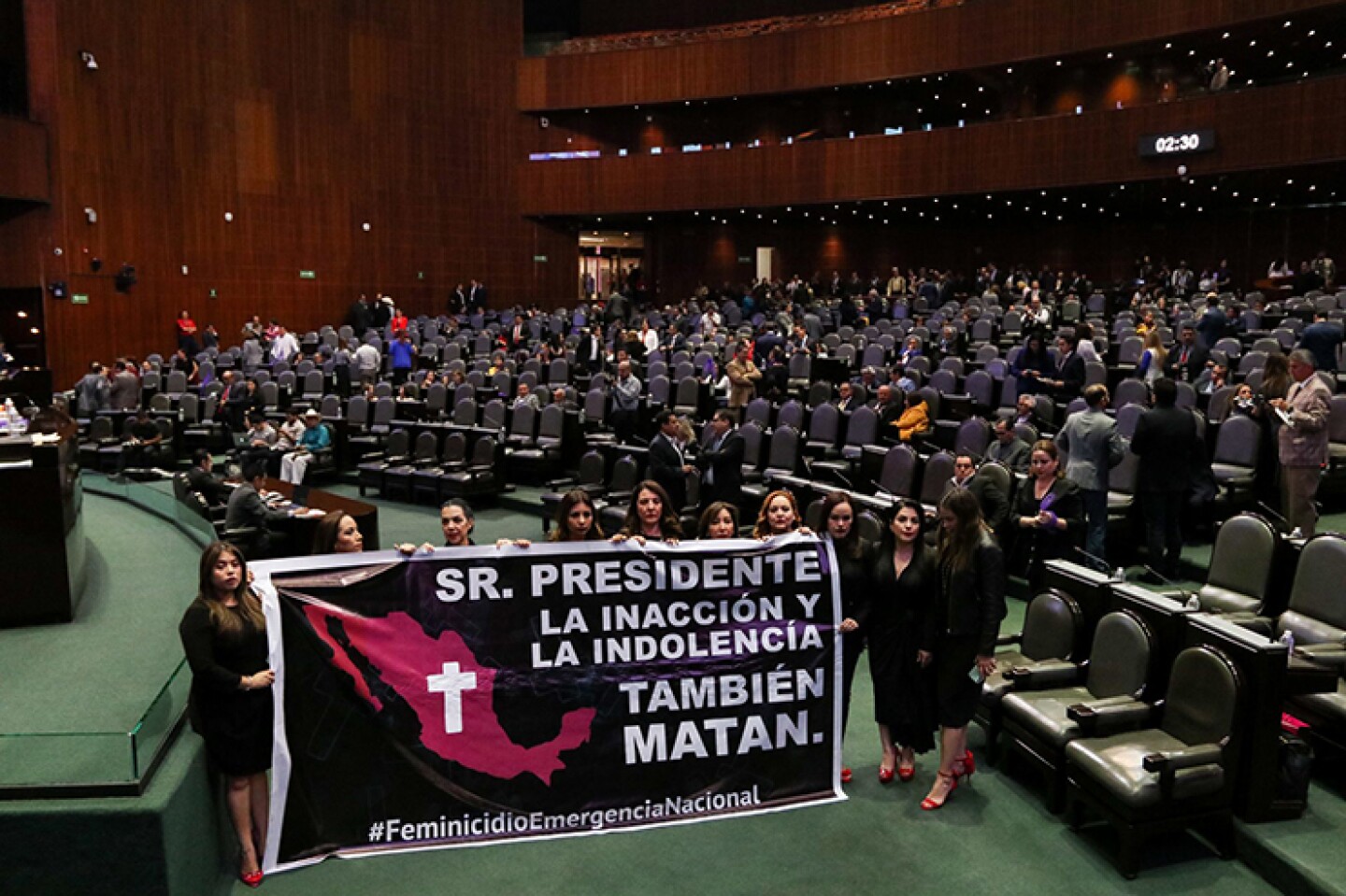 Legisladoras panistas protestaron contra la violencia de género y los feminicidios.