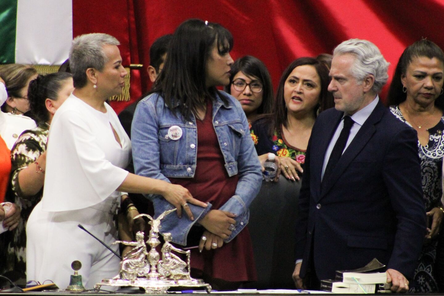 Salma Luévano, diputada de Morena, retira de su asiento al vicepresidente de la Cámara de Diputados, Santiago Creel.