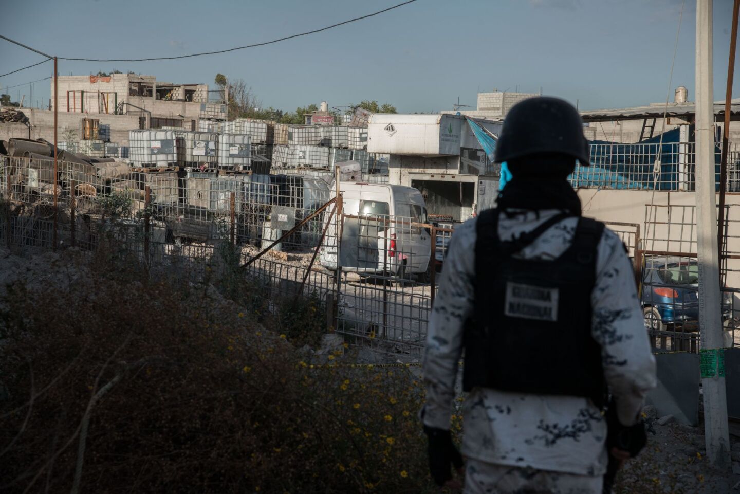 Elemento de la Guardia Nacional resguardan el predio ubicado en la colonia "El Charco" en donde se encontraron cientos de contenedores con combustible presuntamente extraído del ducto Tuxpan-Azcapotzalco.