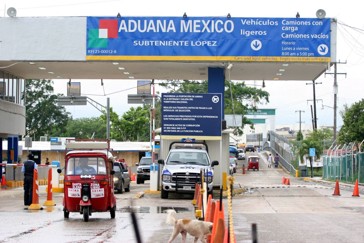SUBTENIENTE LÓPEZ, QUINTANA ROO, 26SEPTIEMBRE2010.- Elementos del ejercito realizaron labores de rutina para revisar autos y camionetas que entran al país por la aduana de la frontera con Belice.FOTO: AMARANTA PRIETO/CUARTOSCURO.COM