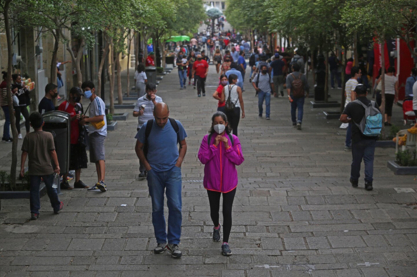 Tapatíos caminan por el corredor de la calle Morelos en el centro de la ciudad, la gran mayoría se protege con el cubre bocas, según la Secretaria de Salud Jalisco hubo un incremento del 12 por ciento en comparativa a la semana pasada y se dice que si