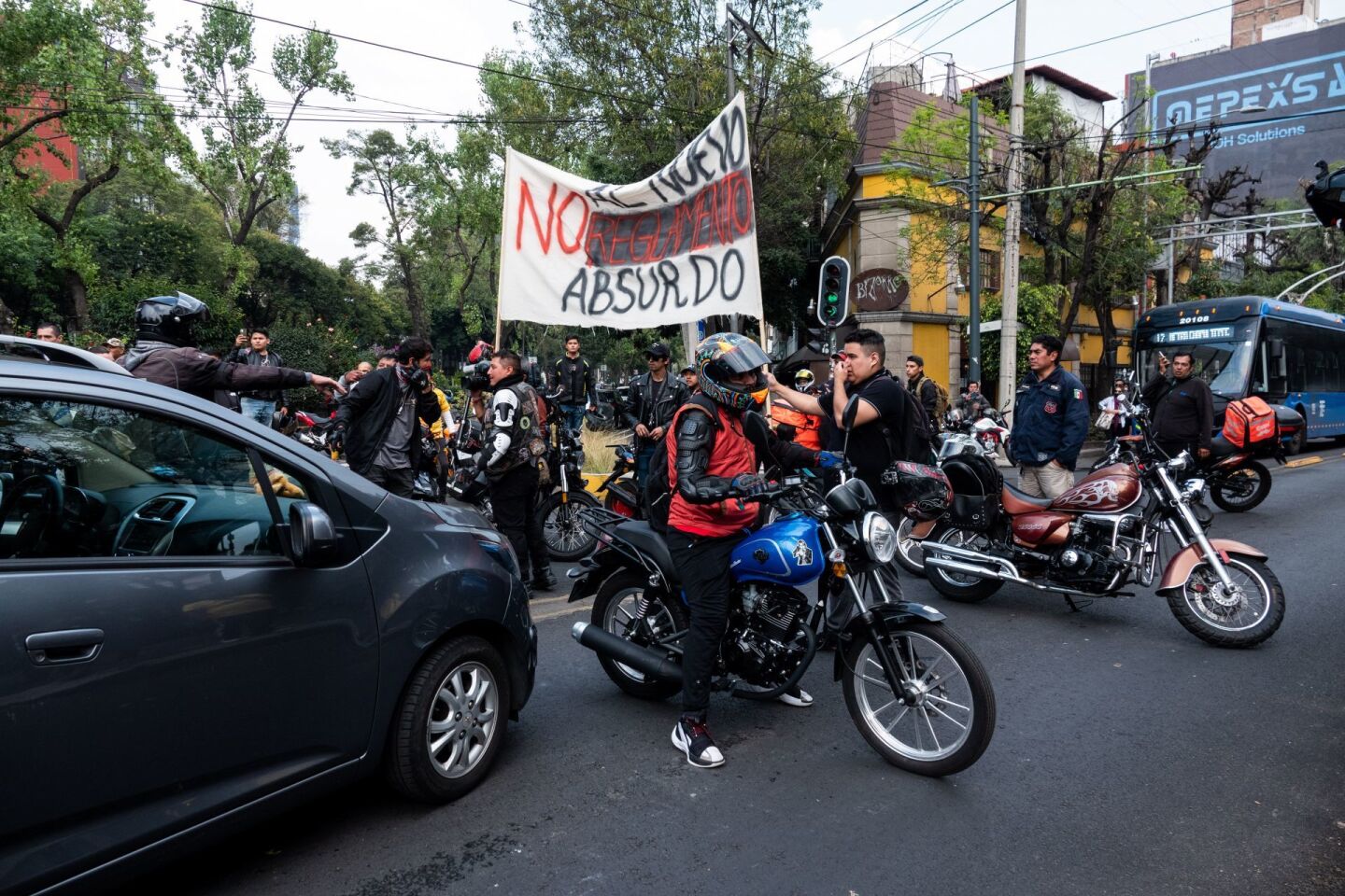 Motociclistas bloquearon las vialidades aledañas a la SEMOVI para protestar contra la propuesta de aumento al cilindraje para circular en vialidades primarias.