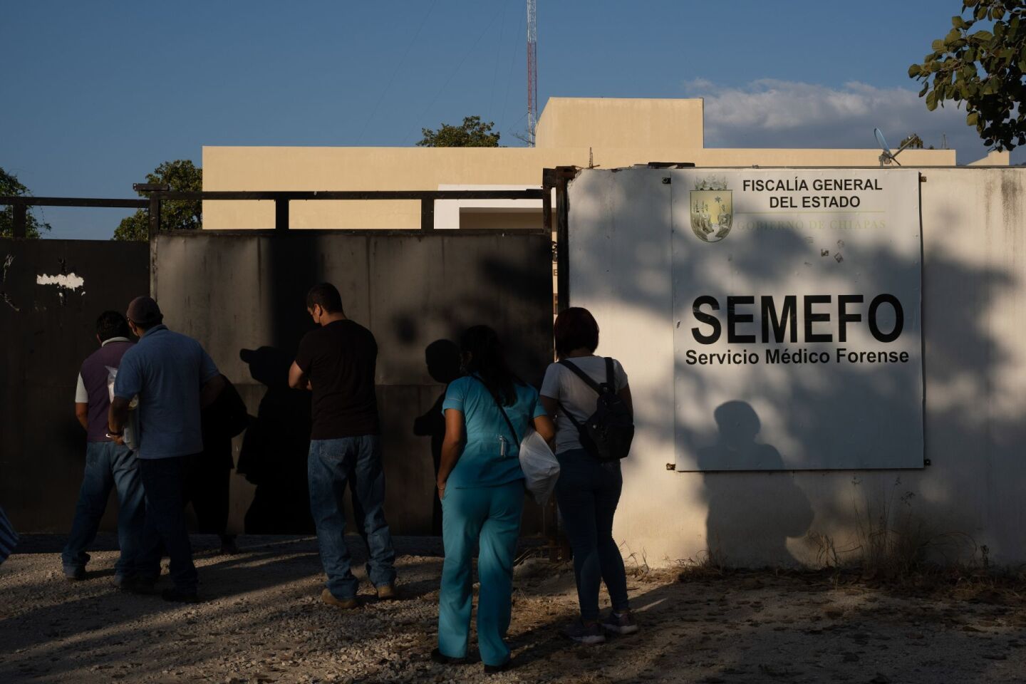 Integrantes de la Agencia de Inteligencia Criminal de acuerdo a algunos logos que portaban en sus uniformes arribaron a la SEMEFO de la capital del estado, lugar en el que se encuentran algunos de los cuerpos de los migrantes que fallecieron en el accidente de tránsito el pasado 9 de diciembre en el que perdieron la vida 55 personas.