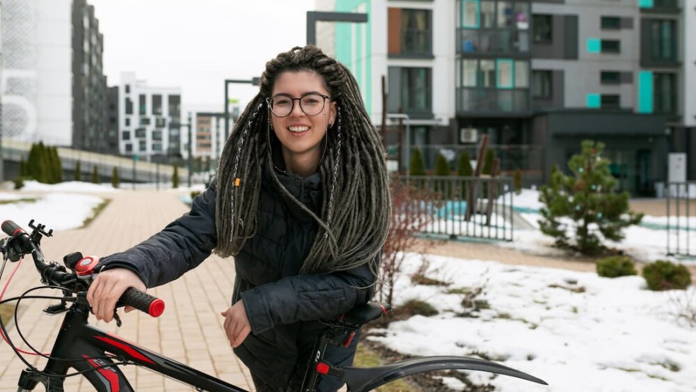 mujer bicicleta ciudad bici