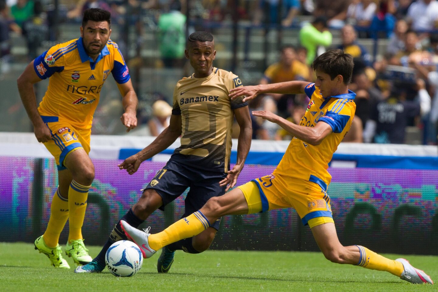 PUMAS DE LA UNAM VENCEN 1-0 A LOS TIGRES DE LA UANL