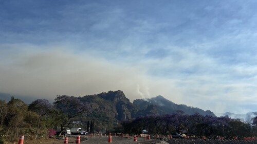 Un incendio consume parte del cerro mexicano del Tepozteco