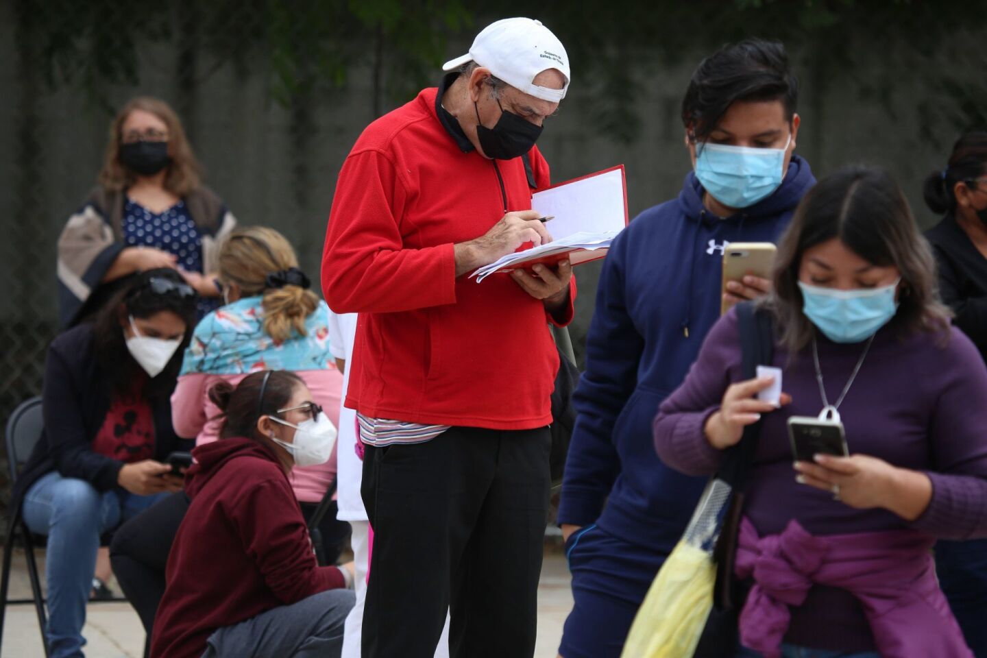 Decenas de personas se tuvieron que formar por varias horas para alcanzar una de las 100 pruebas gratuitas para detectar el Covid-19, en el Parque La Cuarta, en Mérida.