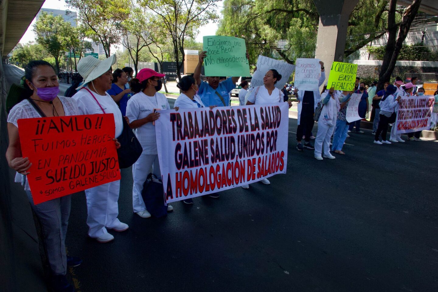 Personal médico de hospitales capitalinos realizaron un bloqueo en ambos sentidos en Periférico Sur.