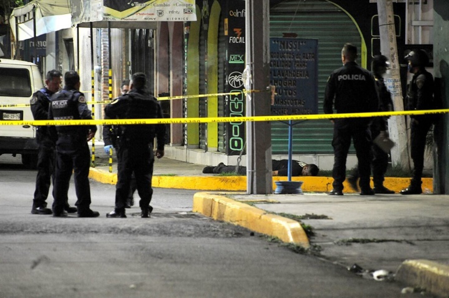 Matan a un hombre y dejan otro lesionado al ser despojados de un auto en calles de la colonia Agrícola Metropolitana en alcaldía de Tláhuac.