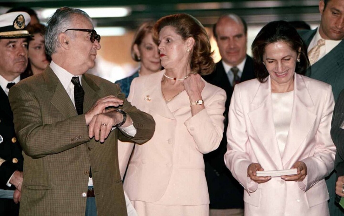 El director del FCE Miguel de la Madrid Hurtado le muestra el reloj a su esposa Paloma Cordero debido a su retraso a la inauguracion del sexto festival de niño al evento asistio la primera dama del pais Nilda Patricia Velasco de Zedillo.
