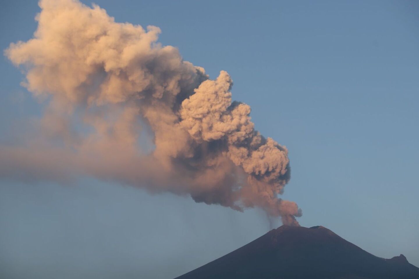El volcán Popocatépetl continúa con constantes emisiones de ceniza, por lo que se suspenderán clases presenciales en once municipios aledaños al coloso. El semáforo de alerta continúa en amarillo fase 2.