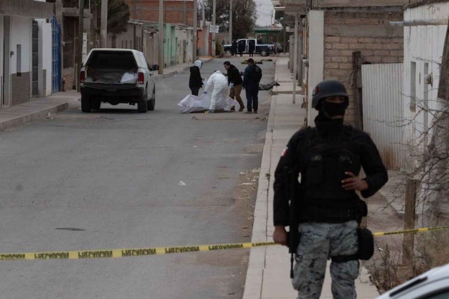 Diez cuerpos humanos envueltos en cobijas y cintas, fueron regados por la calle principal de la comunidad de Pardillo III. Como si fuera cine de terror, la comunidad fresnillense amaneció con esta escena por sus calles, los cuerpos de personas sin vida mostraban signos de tortura y fueron dejados minutos antes de las 6 de la mañana.