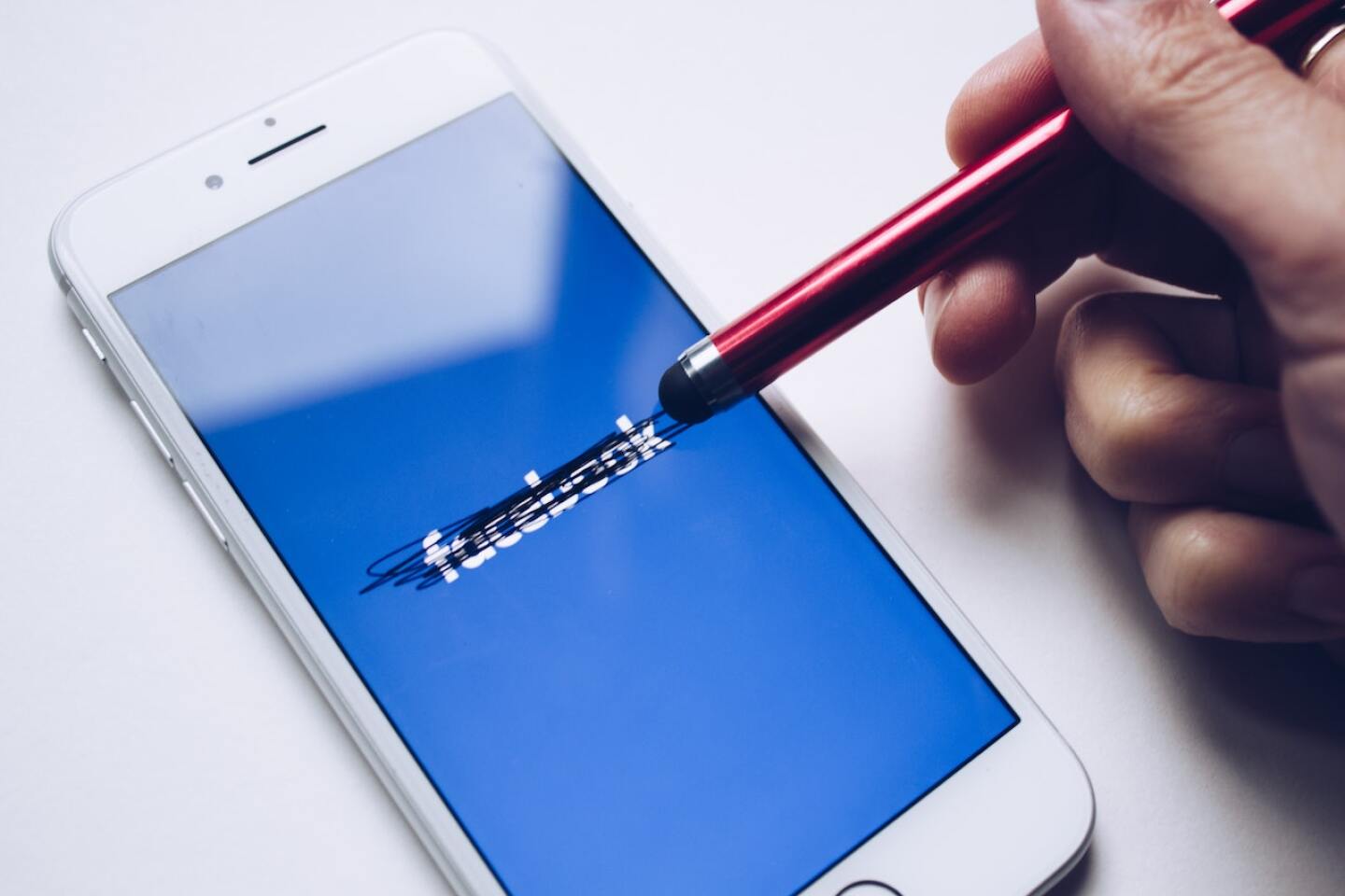 exmoderadores de facebook protestan despidos