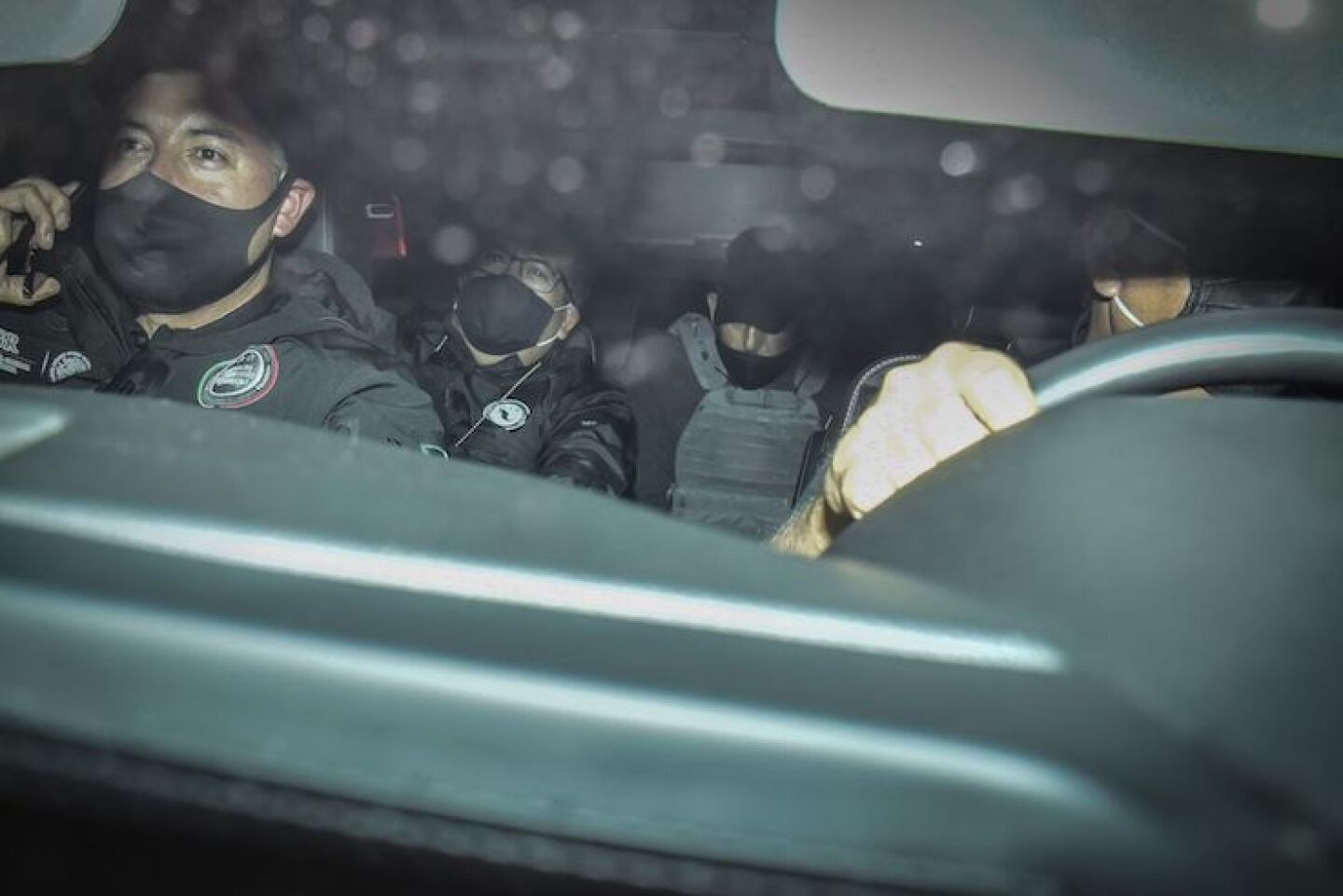 Emilio Lozoya, ex director de Pemex, fue trasladado al Reclusorio Preventivo Varonil Norte, después de su extradición desde España en el vuelo Challenger 605, matrícula XB-NWD, que aterrizó esta madrugada en el Hangar de la Fiscalía General de la República. Lozoya será presentado ante jueces federales para enfrentar las acusaciones de los delitos de lavado de dinero y sobornos en el caso Odebrecht.