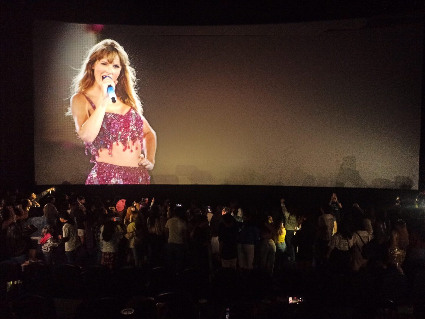 fans-fiesta-taylor-swift-the-eras-tour-pelicula