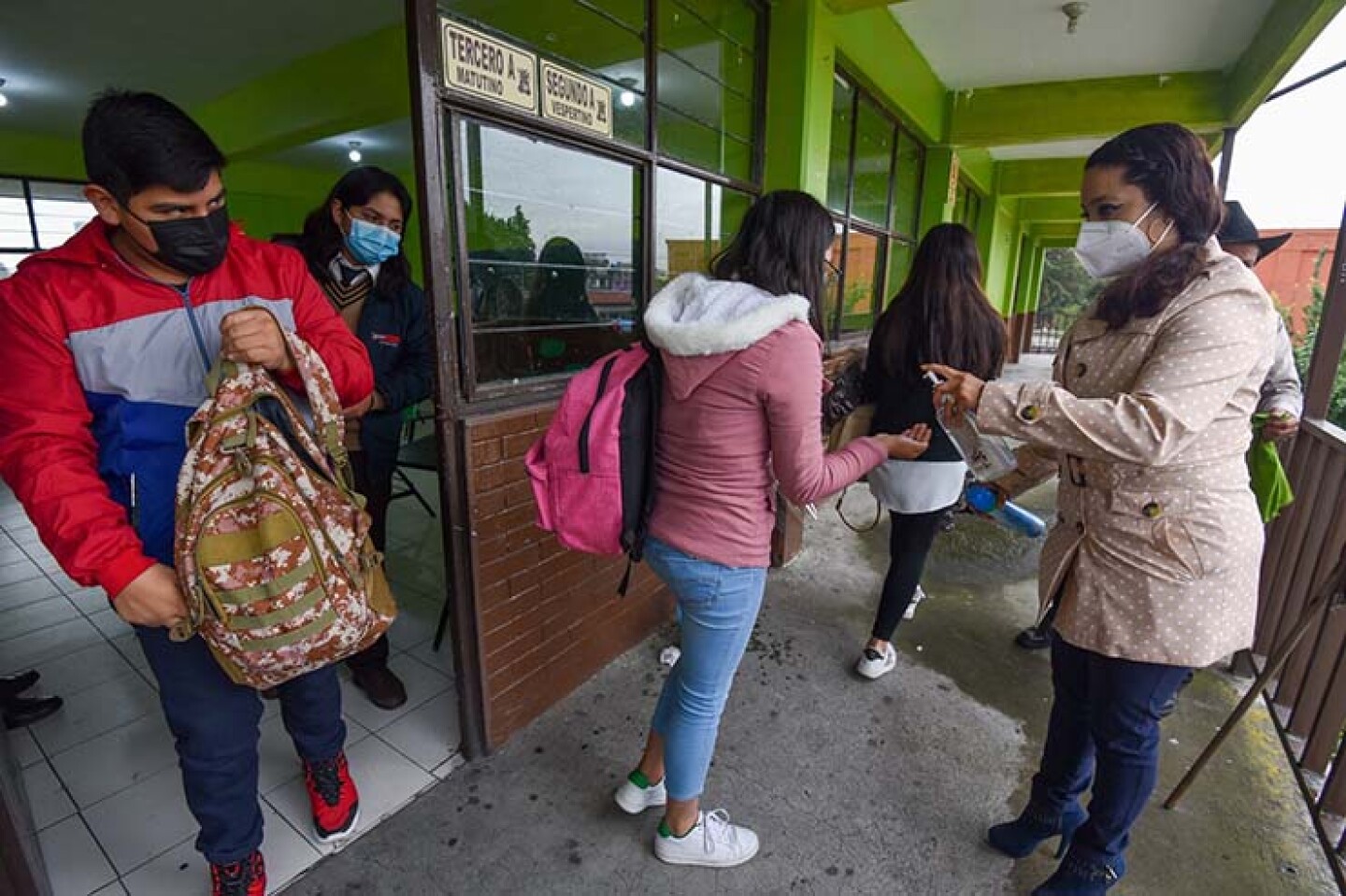 El regreso a clases en el Estado de México se realizó de manera voluntaria y las clases son en forma escalonada, en algunos salones sólo se presentó un estudiante.