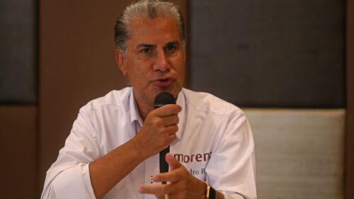 Alejandro Rojas Díaz Durán aspirante a la presidencia nacional de Morena, durante una conferencia de prensa en un conocido Hotel de la ciudad.