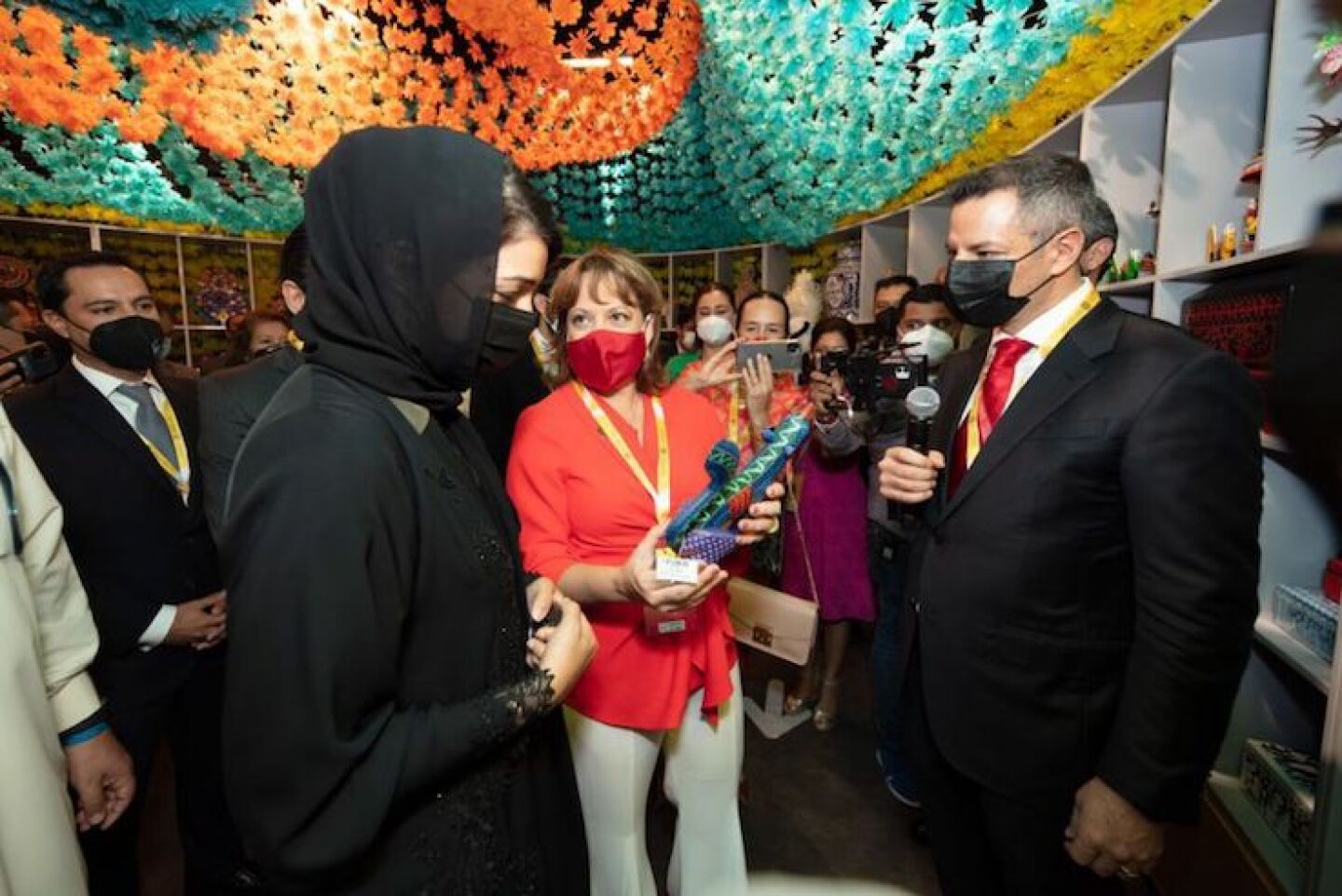 Martha Delgado, subsecretaria de Relaciones Exteriores, y Alejandro Murat, gobernador de Oaxaca, durante la celebración del Día Nacional de México en la Expo Dubái 2020.