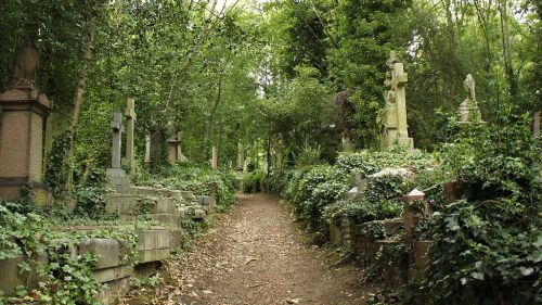 1024px-Highgate_Cemetery_East