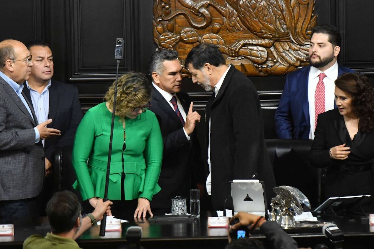 "Alito" Moreno y Fernández Noroña terminaron a golpes la sesión del Senado.