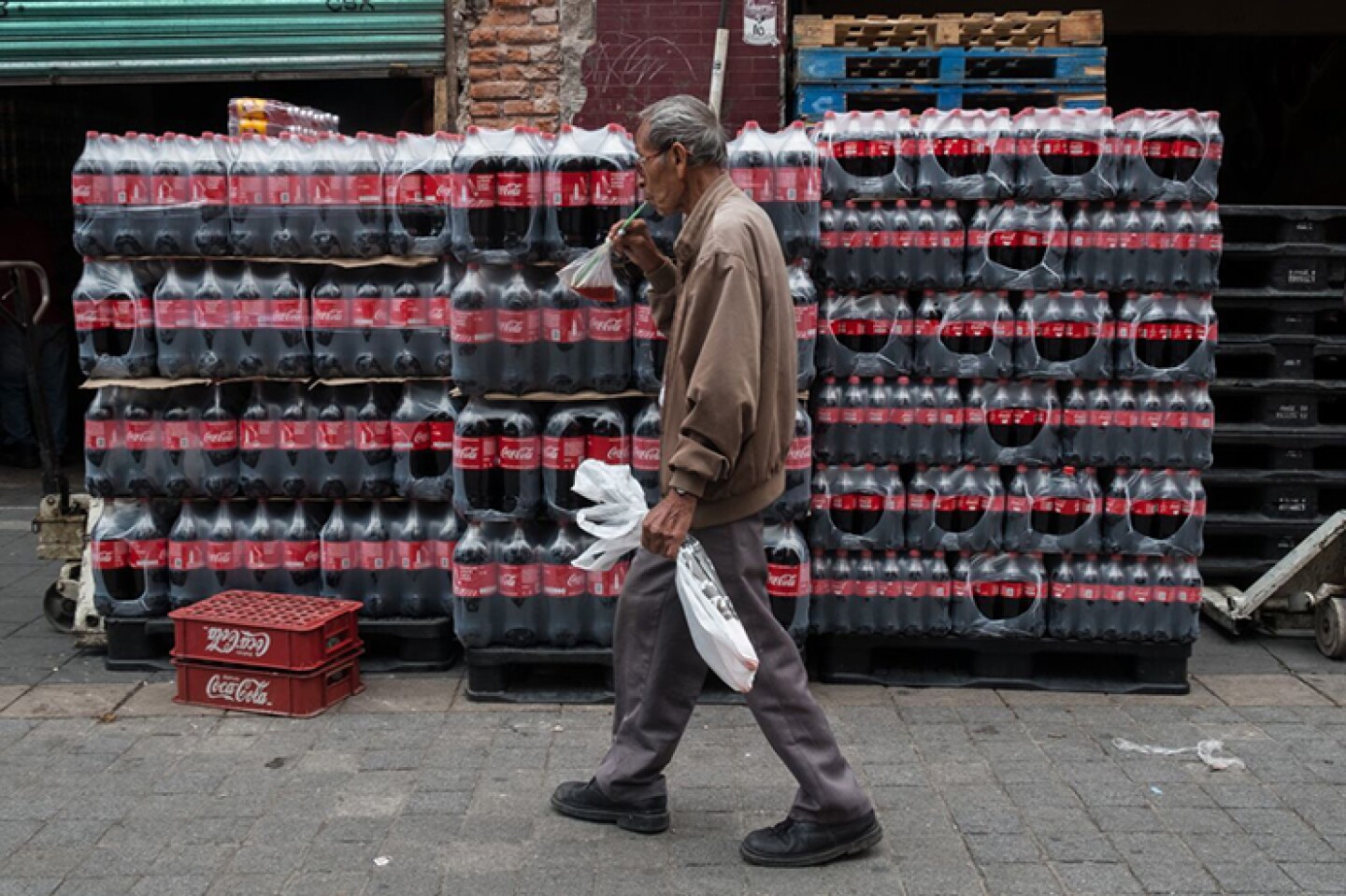 CIUDAD DE MÉXICO, 04AGOSTO2018.- El consumo de refresco o bebidas azucaradas no ha disminuido pese al Impuesto Especial sobre Productos y Servicios (IEPS), por el contrario tuvo un crecimiento de 1.7% de enero a septiembre de 2016 comparado con el mismo