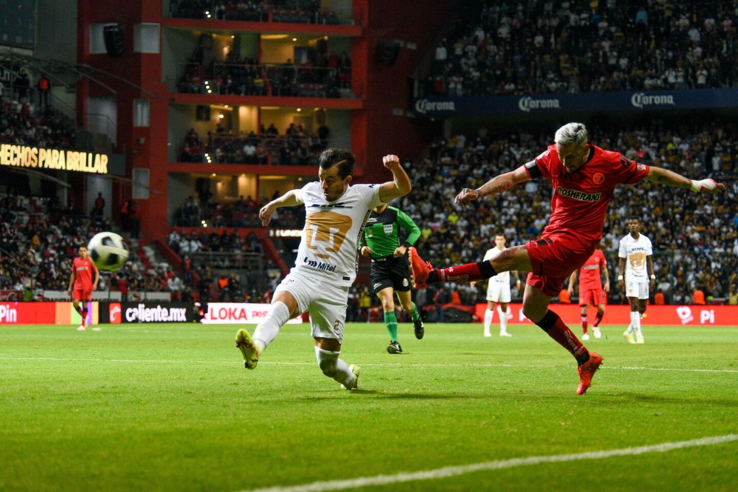 Rubens Sambueza delantero de los Diablos Rojos del Toluca y Alan Mozo defensa de Pumas de la UNAM, en busca del pase a Cuartos de Final del Torneo Grita México Apertura 2021.
