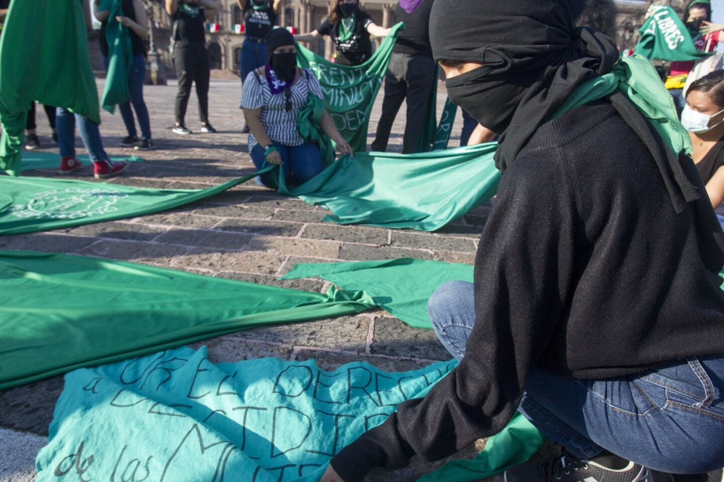 MONTERREY, NUEVO LEÓN, 27SEPTIEMBRE2020.- Mujeres del colectivo “Hablemos de Aborto” y feministas en Nuevo León, organizaron una manifestación donde expusieron un Mega pañuelo por el derecho a decidir con palabras a favor del aborto libre. FOTO: GABRIELA PÉREZ MONTIEL /CUARTOSCURO.COM