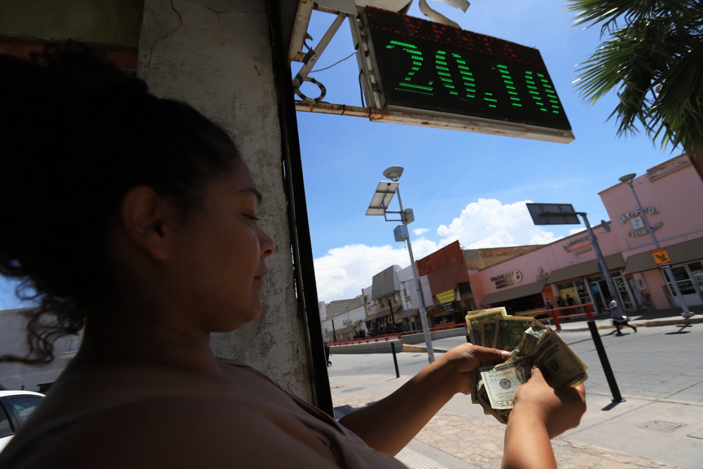 Las remesas récord alivian la economía de México pero exponen su debilidad