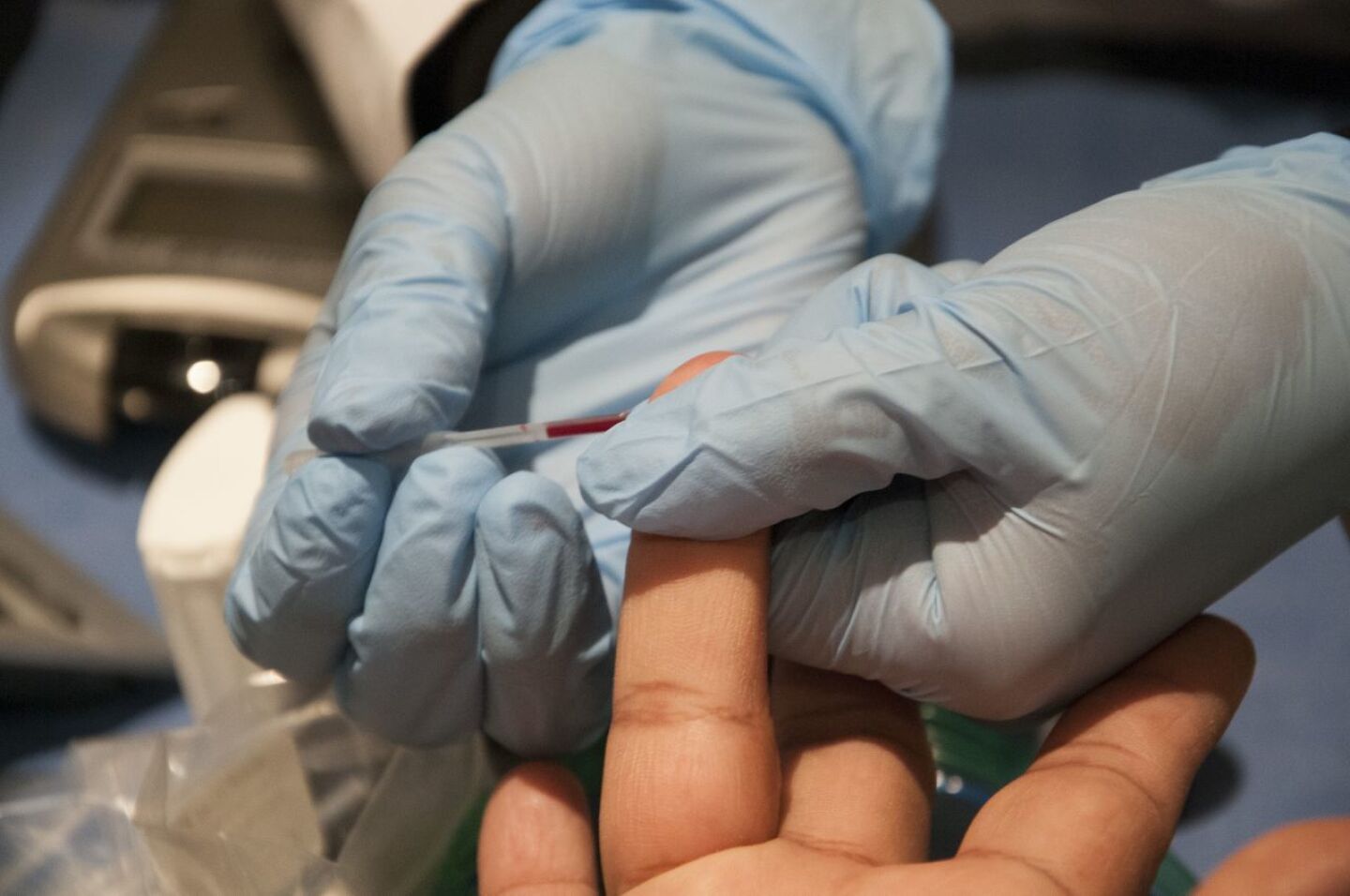 CIUDAD DE MÉXICO, 07DICIEMBRE2016.- El laboratorio Astrazeneca lanzó su iniciativa "#mAZ vale antes combatir la diabetes. Estrategias en Salud Pública". La iniciativa busca combatir la diabetes en México en conjunto con el Gobierno a través de programas y estudios para prevenir, diagnositicar y brindar tratamientos. Durante la conferencia, se realizaron estudios de glucosa y triglicéridos de forma gratuita. FOTO: PAULINA NEGRETE/ CUARTOSCURO.COM