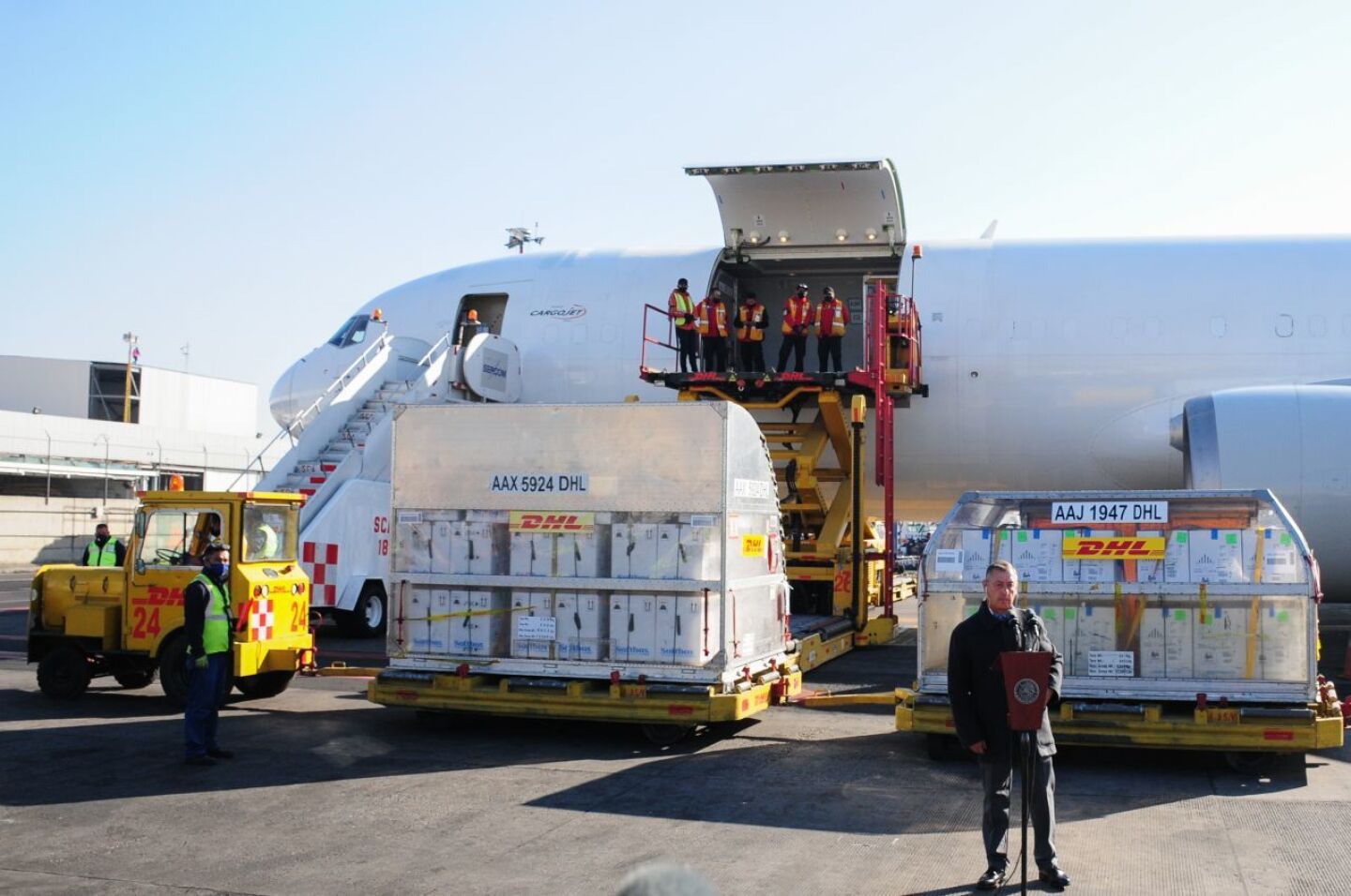 El avión con el cargamento de las vacunas contra el Covid-19 arribó a México a las 8am.