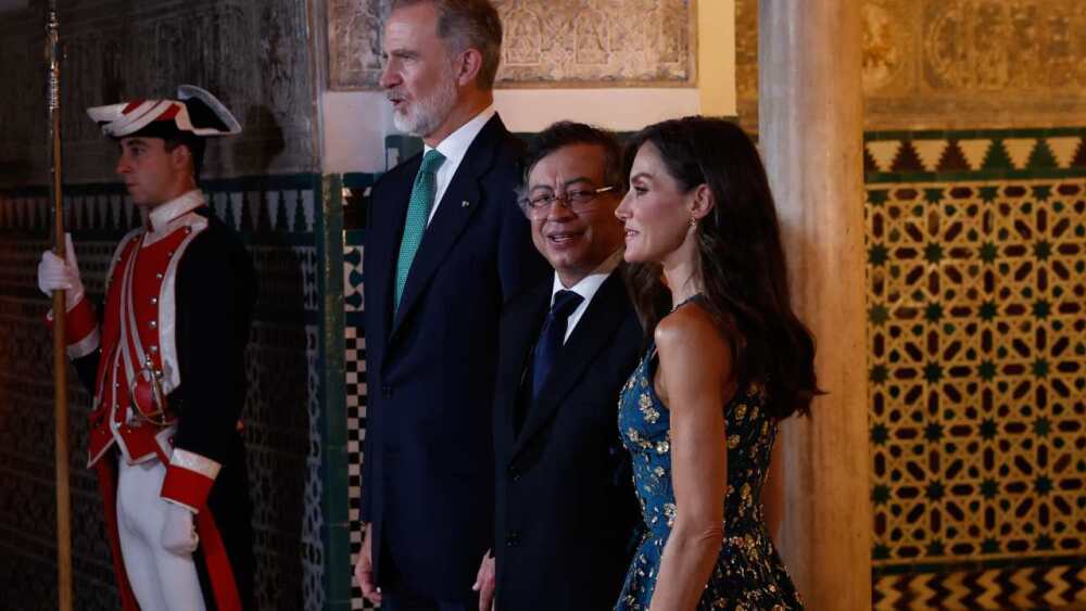 gustavo preto rompe protocolob con la reina letizia.jpg