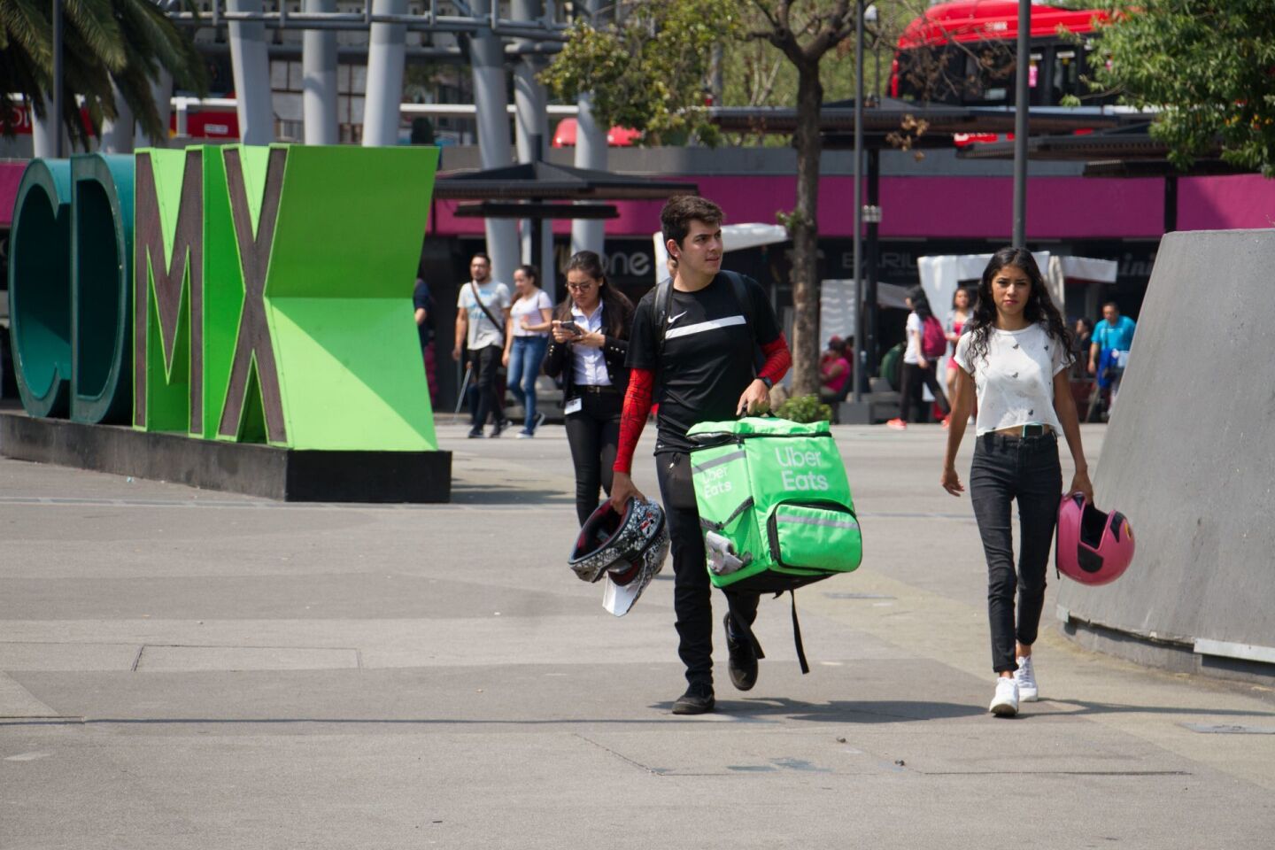 CIUDAD DE MÉXICO, 21MAYO2019.- La Secretaria de Hacienda y Crédito Publicó informó que a partir del 1 de junio del año en curso se cobrará entre el 3% y 9% de ISR más un 8% de IVA a plataformas digitales de envío de paquetería y alimentos como Rappi y Uber Eats. FOTO: ROGELIO MORALES /CUARTOSCURO.COM