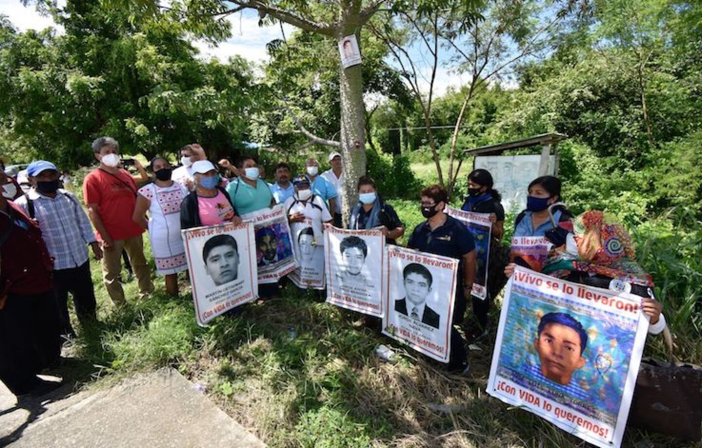 Padres de los 43, junto con estudiantes de la Escuela Normal Rural ‘Raúl Isidro Burgos de Ayotzinapa y familiares de víctimas de desaparición, colocaron un Antimonumento 43 en la entrada del municipio de Atoyac de Álvarez.