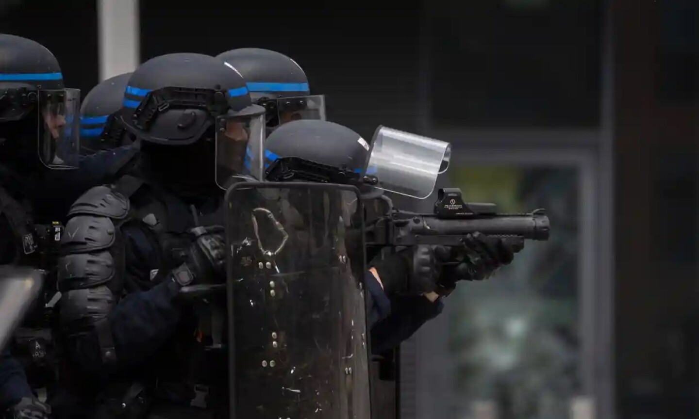 policía antidisturbios de francia arremete contra los manifestantes nanterre