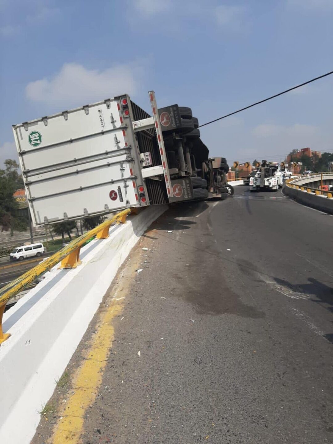 accidente-mexico-queretaro-trailer-vuelca-en-circuito-exterior-mexiquense-1-960x1280