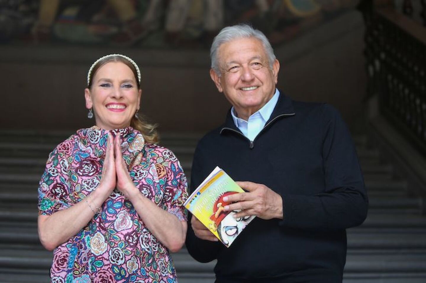 Andrés Manuel López Obrador, presidente de México, en redes sociales compartió que acompañó a su esposa Beatriz Gutiérrez Müller a leer el cuento "La peor señora del mundo", de Francisco Hinojosa y Rafael Barajas "El Fisgón" en el marco del día del niño.