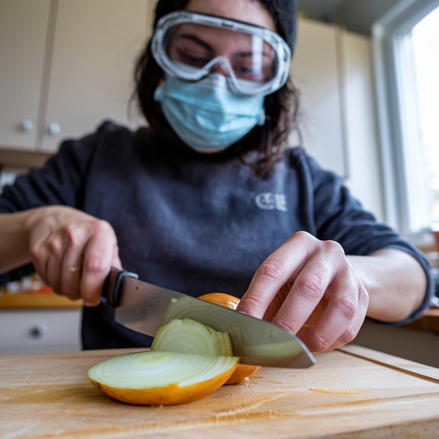 cebolla a-photo-of-a-person-cutting-an-onion-without-cryin-HuBkS-t0Sn-g1rQ6UD4K2g-ALE_UyWyQh-dO5SWrCkxcg.jpeg